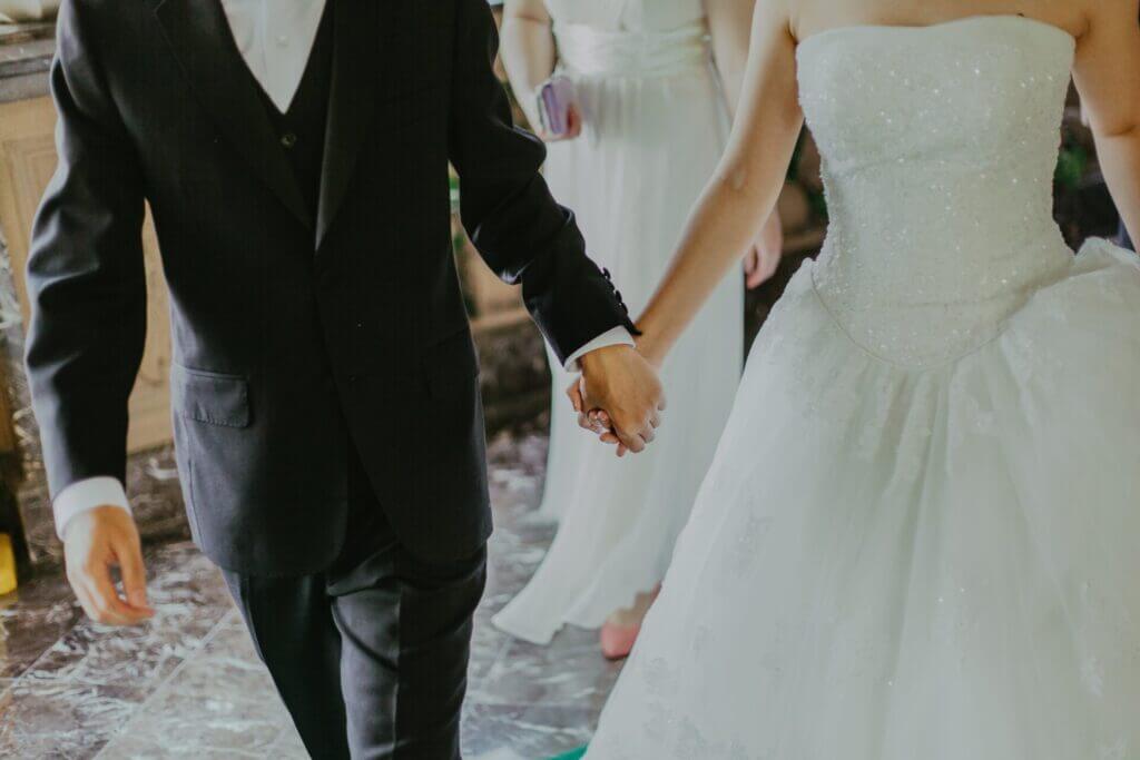 ¿Cuáles son los requisitos para la reunificación familiar en Estados Unidos? 1 - Urbina Immigration Law. El matrimonio con un ciudadano o residente estadounidense es una vía para calificar para la reunificación familiar