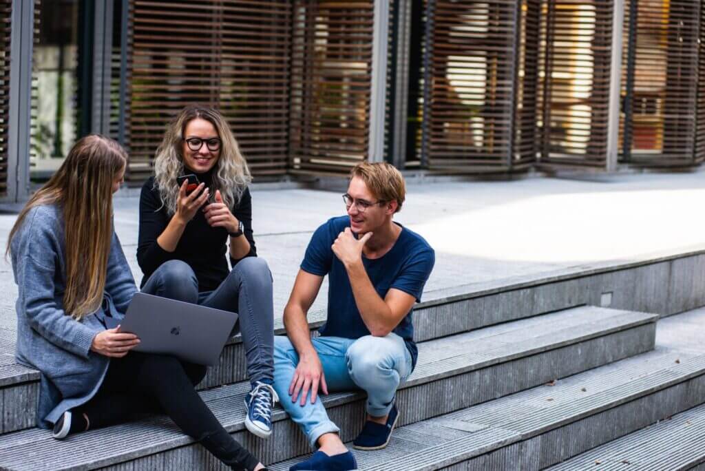 Guía completa sobre el estatus juvenil o SIJS en Estados Unidos 5 - Urbina Immigration Law. Urbina Immigration Law Services in Georgia pexels buro millennial 1438072 - Urbina Immigration Law.