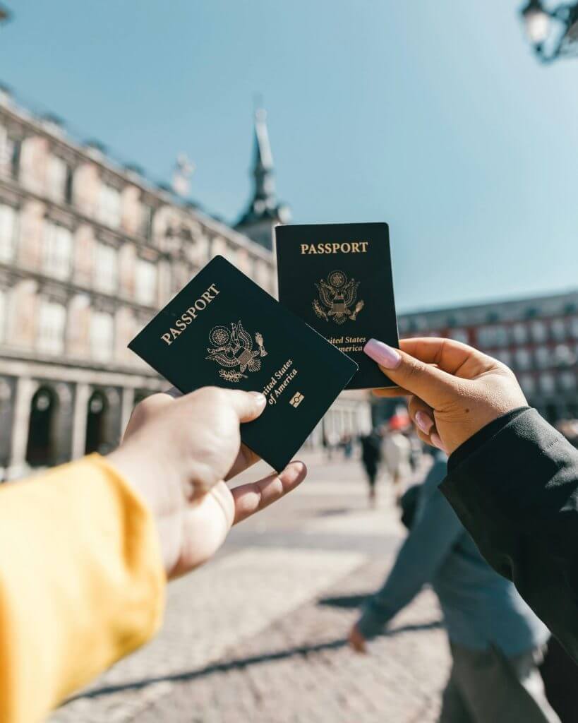 Un documento de viaje funciona como un pasaporte